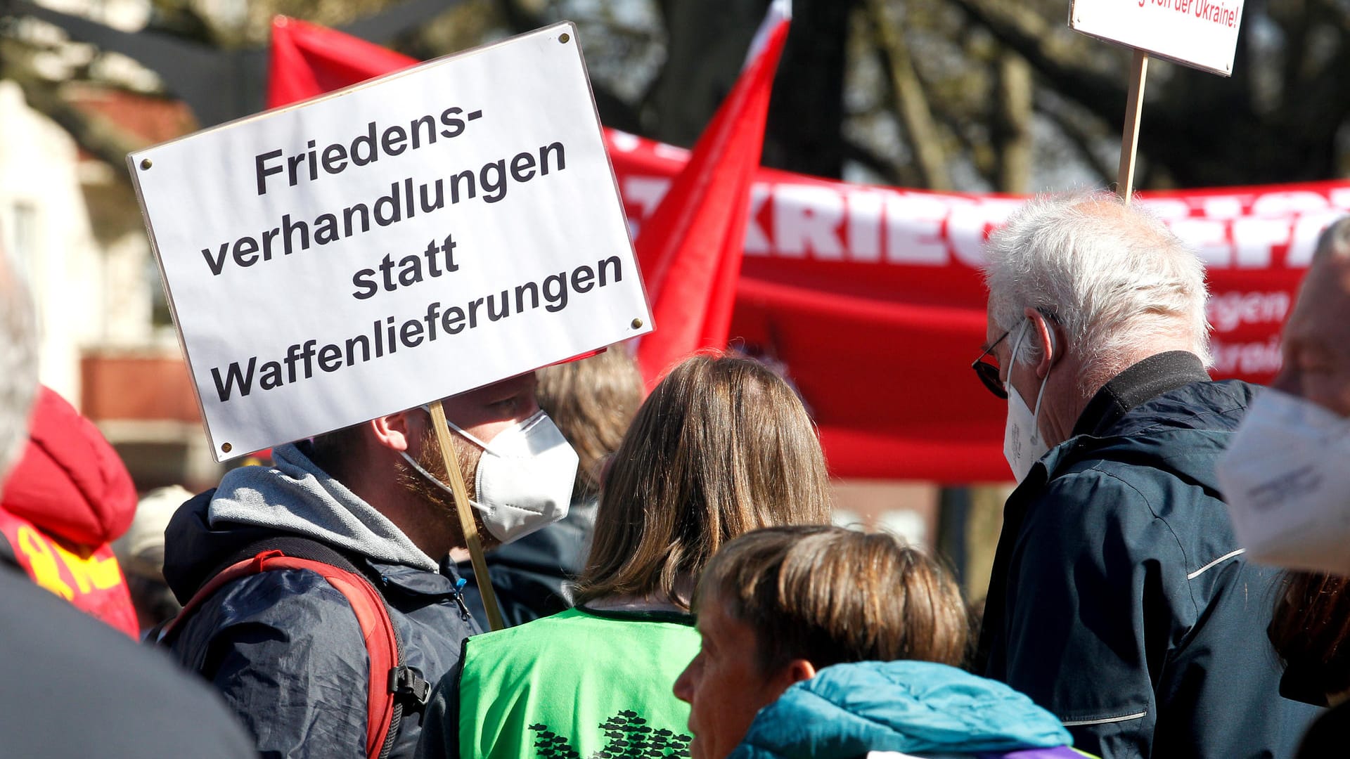 Demonstranten in Duisburg: Immer wieder werden Friedensverhandlungen gefordert. Demonstranten in Duisburg: Immer wieder werden Friedensverhandlungen gefordert.