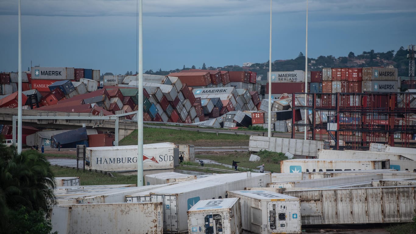 Südafrika, Kwazulu-Natal: Frachtcontainer wurden durch durch die ungewöhnlich heftigen Niederschläge und die darauf folgenden Überschwemmungen umgestoßen.