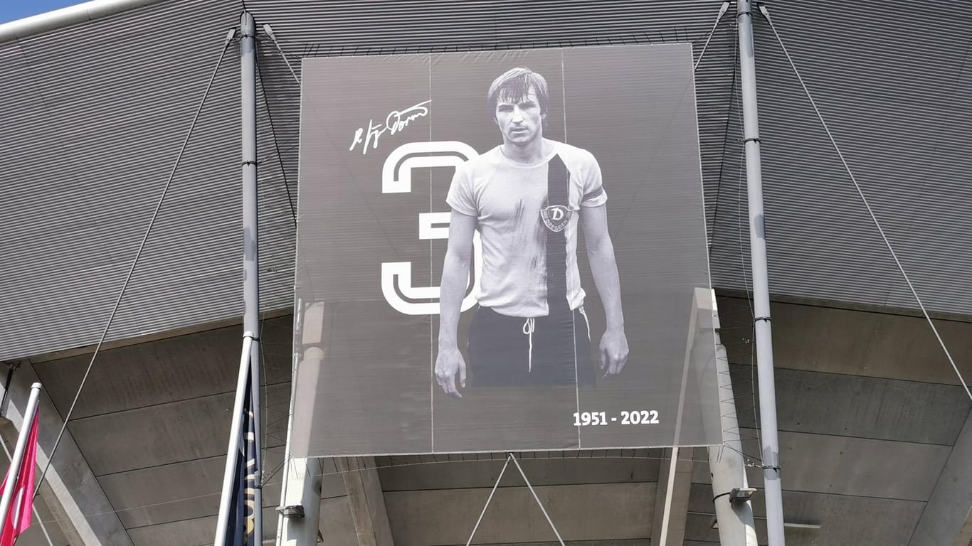 Ein Plakat am Dresdner Rudolf-Harbig-Stadion zur Gedenkfeier für Dixie Dörner im März.