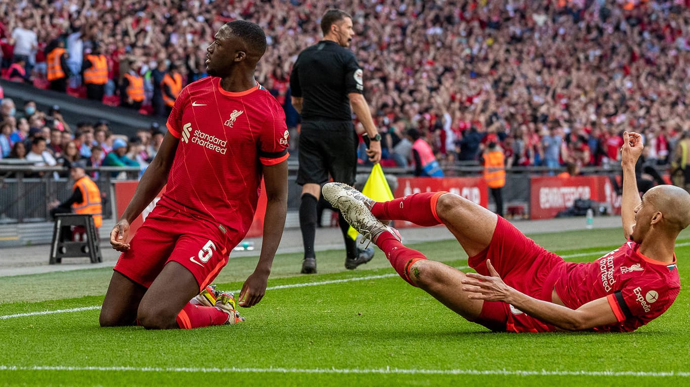 Ibrahima Konaté und Fabinho (v.l.): Die Liverpool-Profis bejubeln die frühe Führung gegen Manchester City.