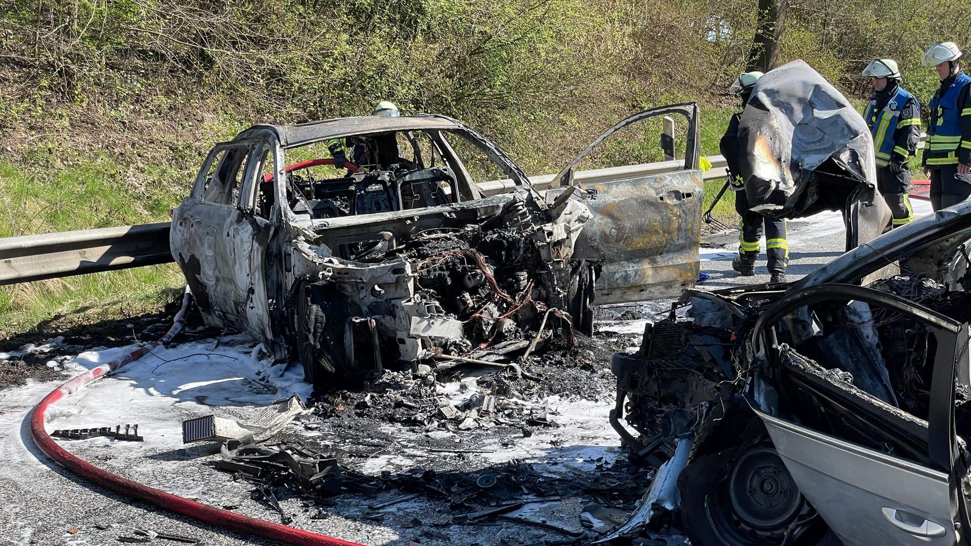 Die völlig zerstörten Unfallwagen: Ein Pkw war ersten Erkenntnissen nach in den Gegenverkehr geraten.