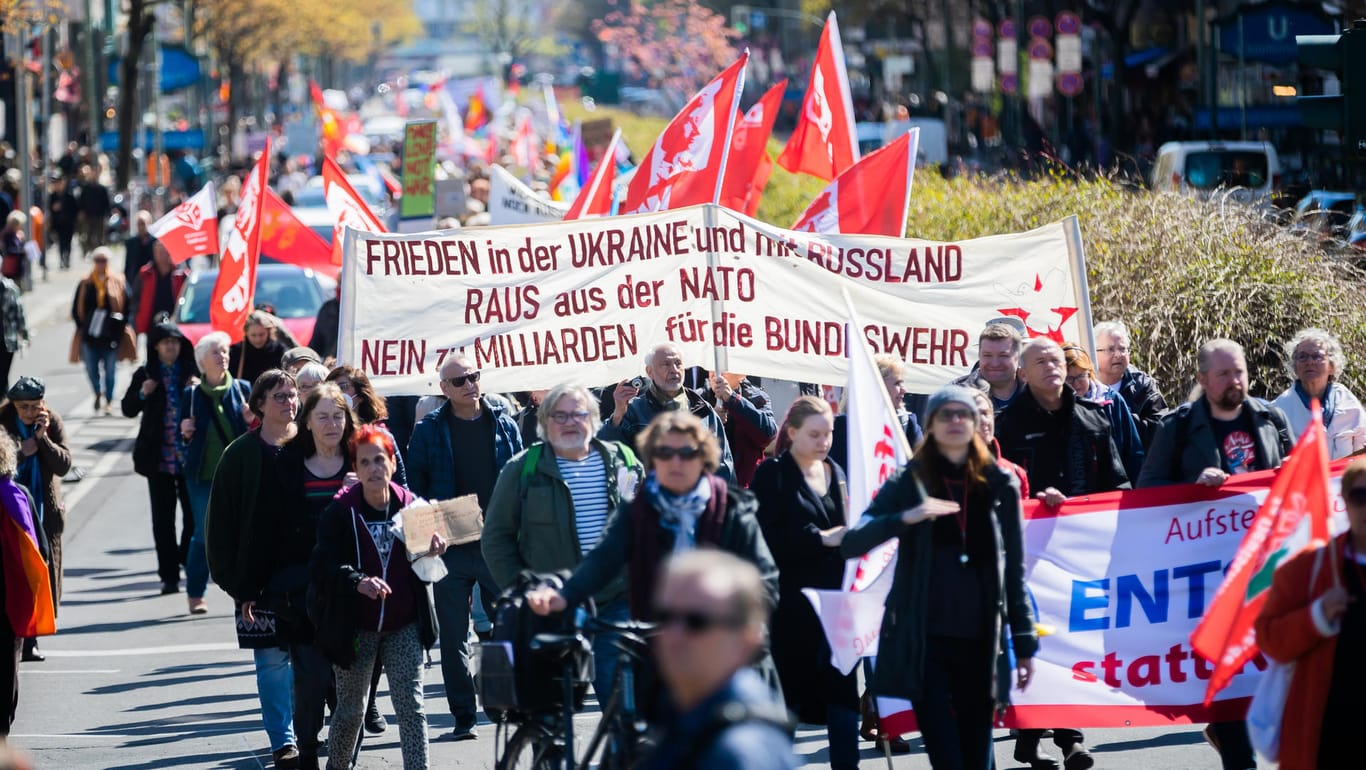 Ostermarsch in Berlin: Teilnehmer tragen ein Transparent mit der Aufschrift "Frieden in der Ukraine und mit Russland - Raus aus der Nato - Nein zu Milliarden für die Bundeswehr".