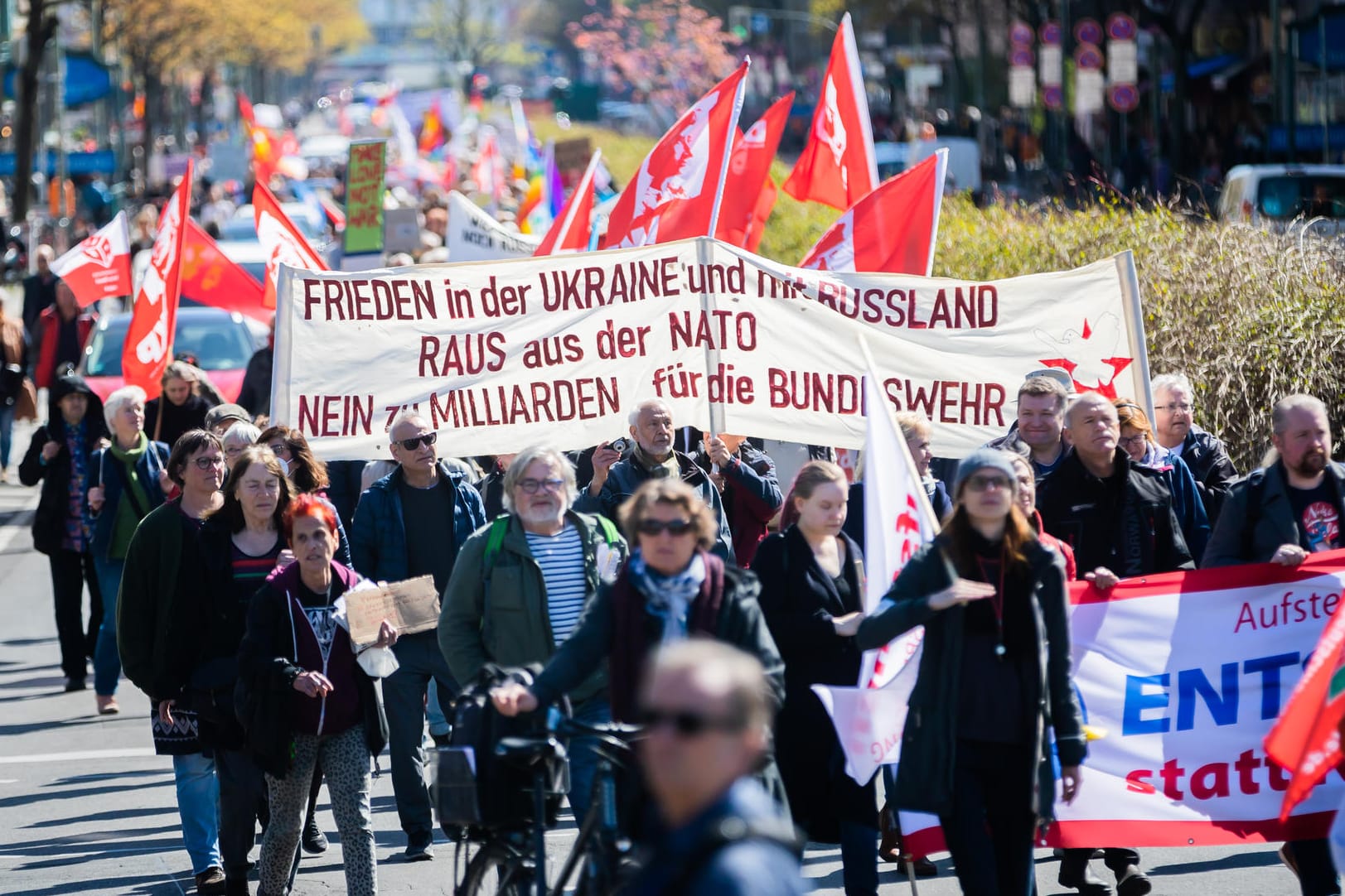 Ostermarsch in Berlin: Teilnehmer tragen ein Transparent mit der Aufschrift "Frieden in der Ukraine und mit Russland - Raus aus der Nato - Nein zu Milliarden für die Bundeswehr".