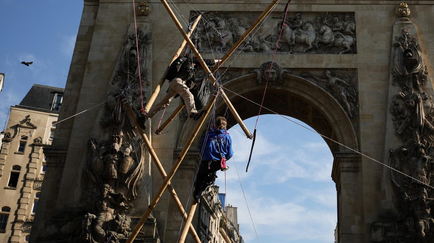 Porte Saint-Denis: In Paris haben Aktivisten am Samstag mit der Blockade einer wichtigen Verkehrsachse begonnen.