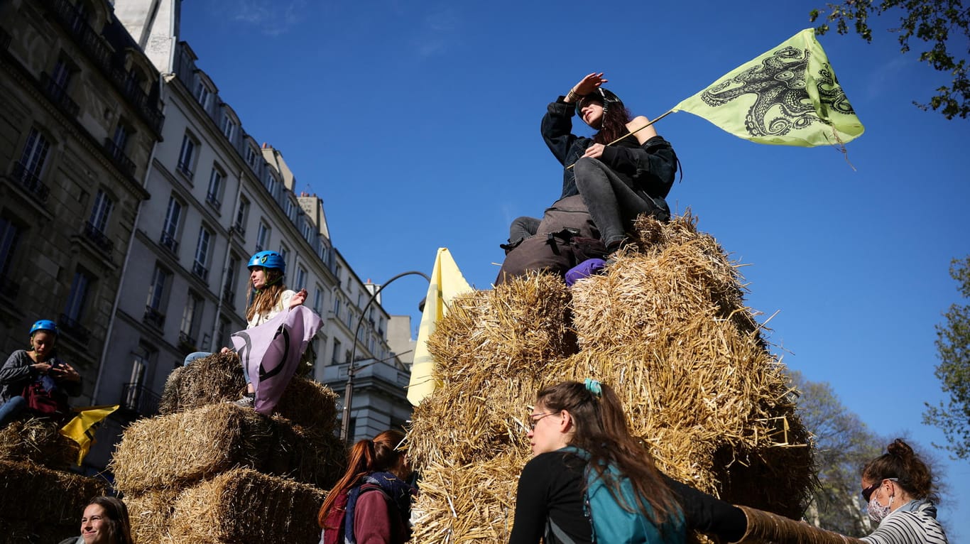 Paris, Frankreich: Auf einer Länge von 300 Metern sperrten Aktivisten am Samstag mit Sitzblockaden und einer Barrikade aus Heuballen den Verkehr auf den Grands Boulevards.