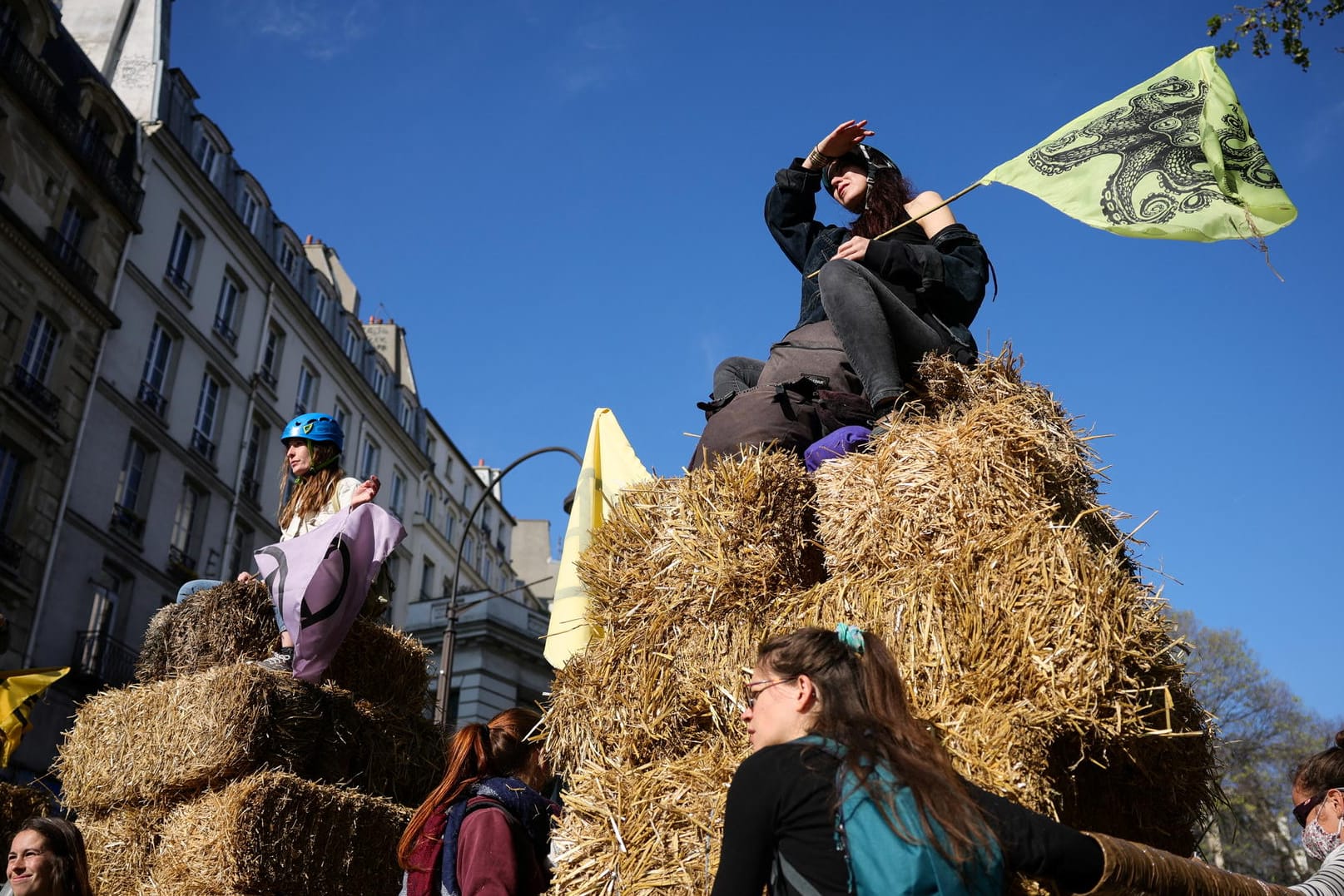 Paris, Frankreich: Auf einer Länge von 300 Metern sperrten Aktivisten am Samstag mit Sitzblockaden und einer Barrikade aus Heuballen den Verkehr auf den Grands Boulevards.