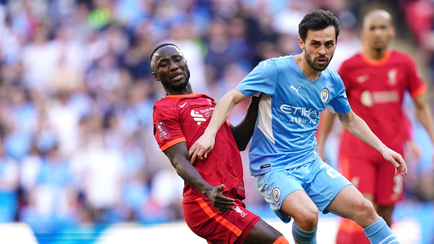 Naby Keita verpasst den Ball gegen Bernardo Silva (v.l.).