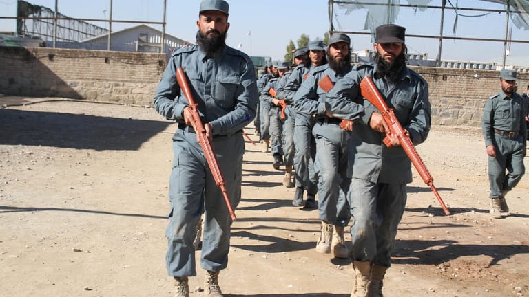 Afghanische Polizeibeamte: Der Osten Afghanistans soll von der pakistanischen Armee angegriffen worden sein.