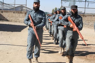 Afghanische Polizeibeamte: Der Osten Afghanistans soll von der pakistanischen Armee angegriffen worden sein.