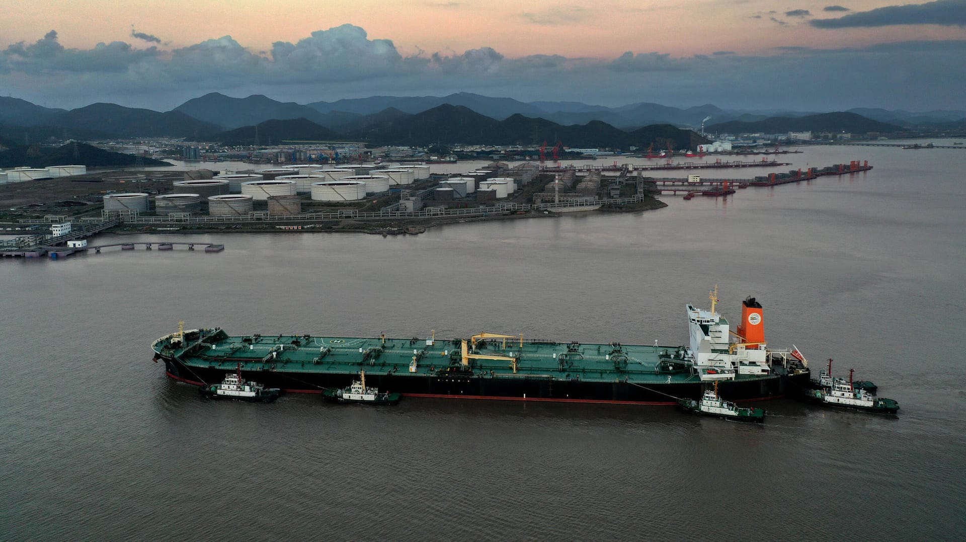 Ein Öltanker (Symbolbild): Vor der Küste Hongkongs kam es auch einem Schiff zu einer Explosion. Ein Öltanker (Symbolbild): Vor der Küste Hongkongs kam es auch einem Schiff zu einer Explosion.