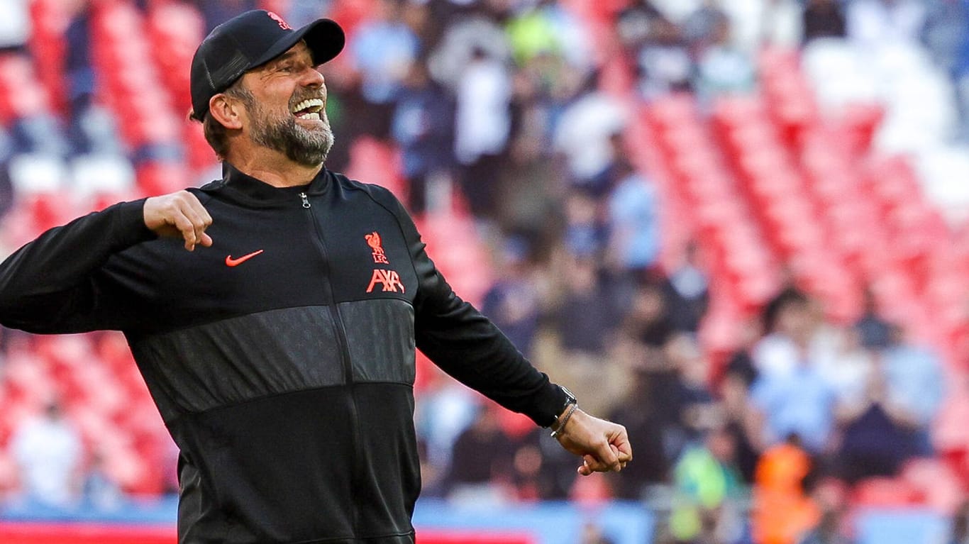 Jürgen Klopp: Der Liverpool-Coach jubelte nach dem Abpfiff euphorisch mit den "Reds"-Fans.