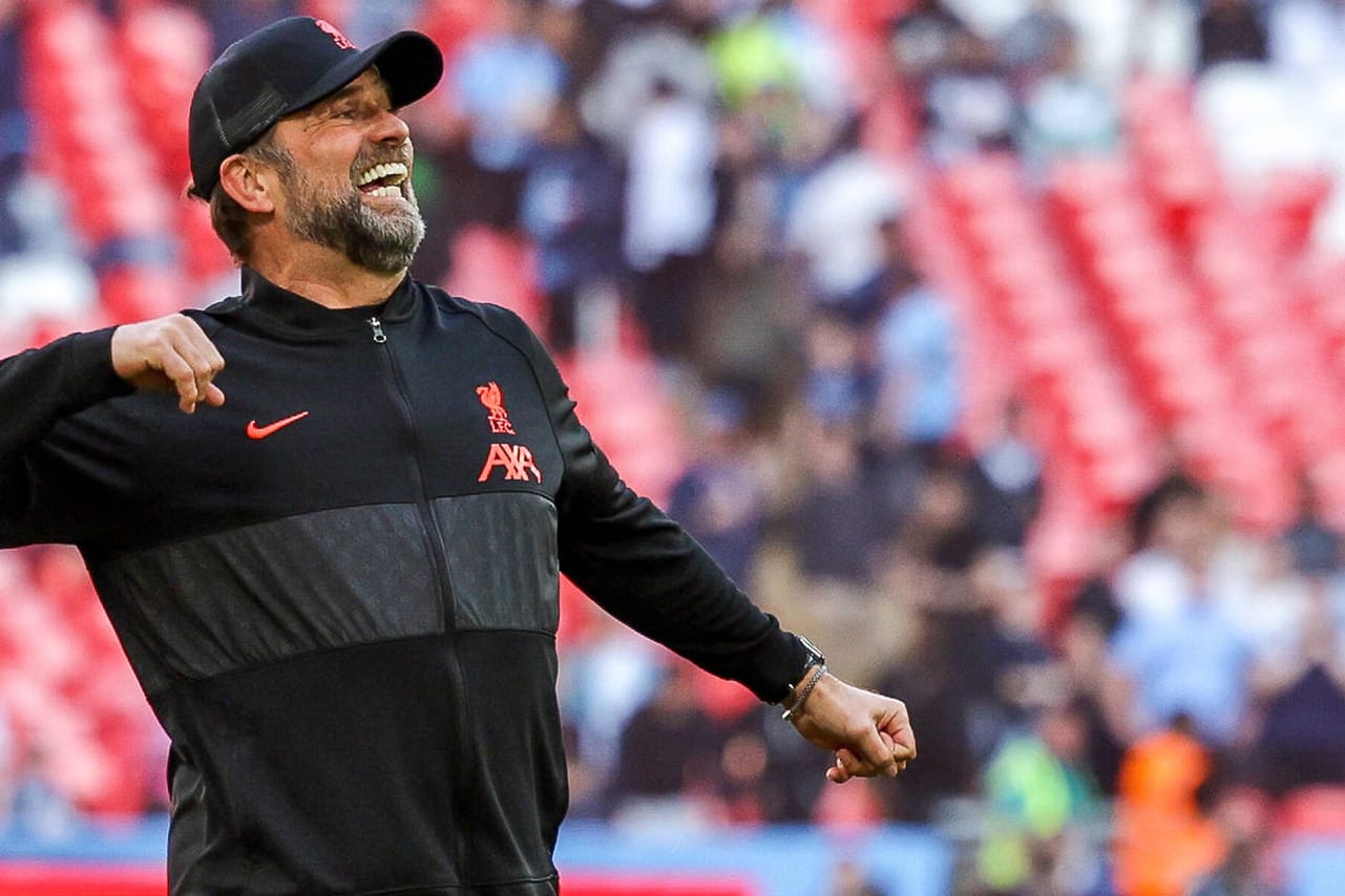 Jürgen Klopp: Der Liverpool-Coach jubelte nach dem Abpfiff euphorisch mit den "Reds"-Fans.