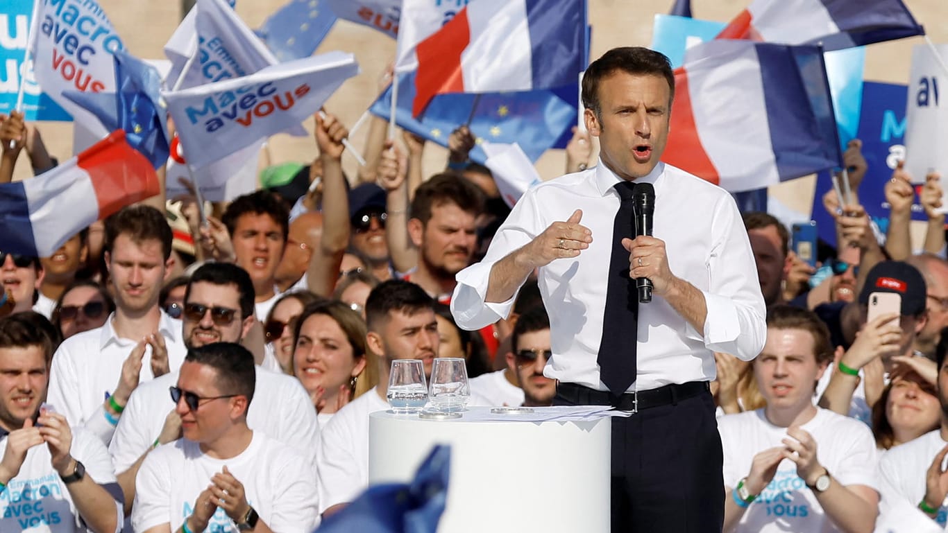 Emmanuel Macron: Auf einer Wahlkampfveranstaltung in Paris kündigte Macron an, den Klimaschutz im Falle seiner Wiederwahl in die Hand des Premierministers zu geben.
