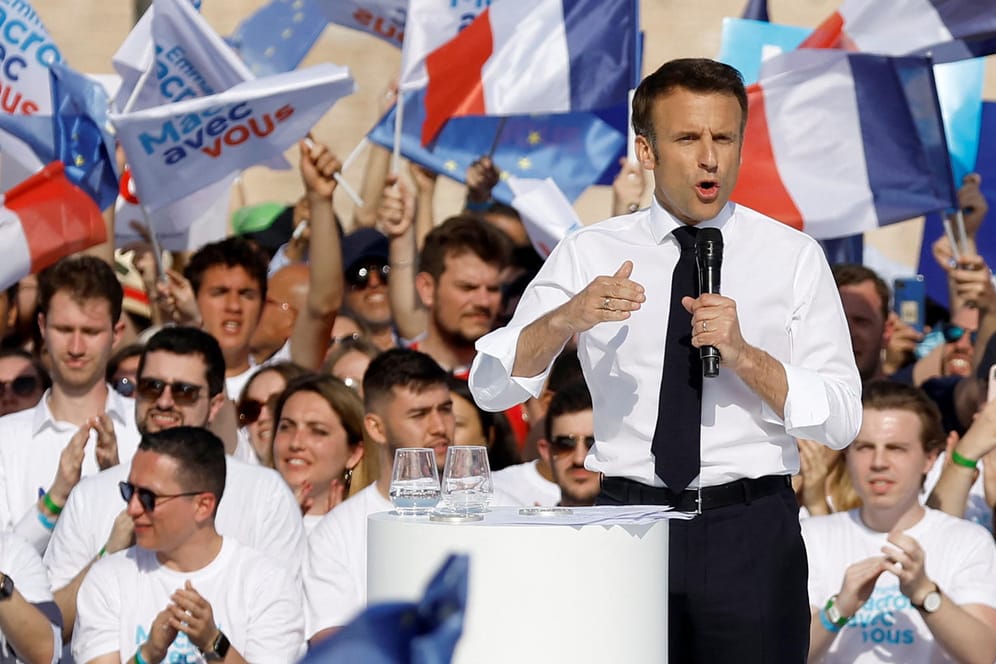 Emmanuel Macron: Auf einer Wahlkampfveranstaltung in Paris kündigte Macron an, den Klimaschutz im Falle seiner Wiederwahl in die Hand des Premierministers zu geben.
