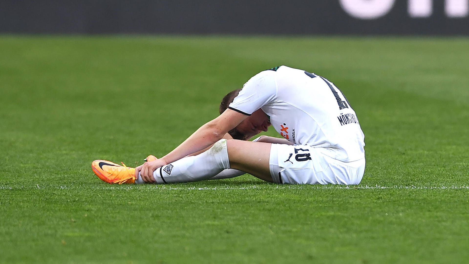 Matthias Ginter am Boden: Der Gladbacher Verteidiger musste mit seinem Team eine Niederlage einstecken.