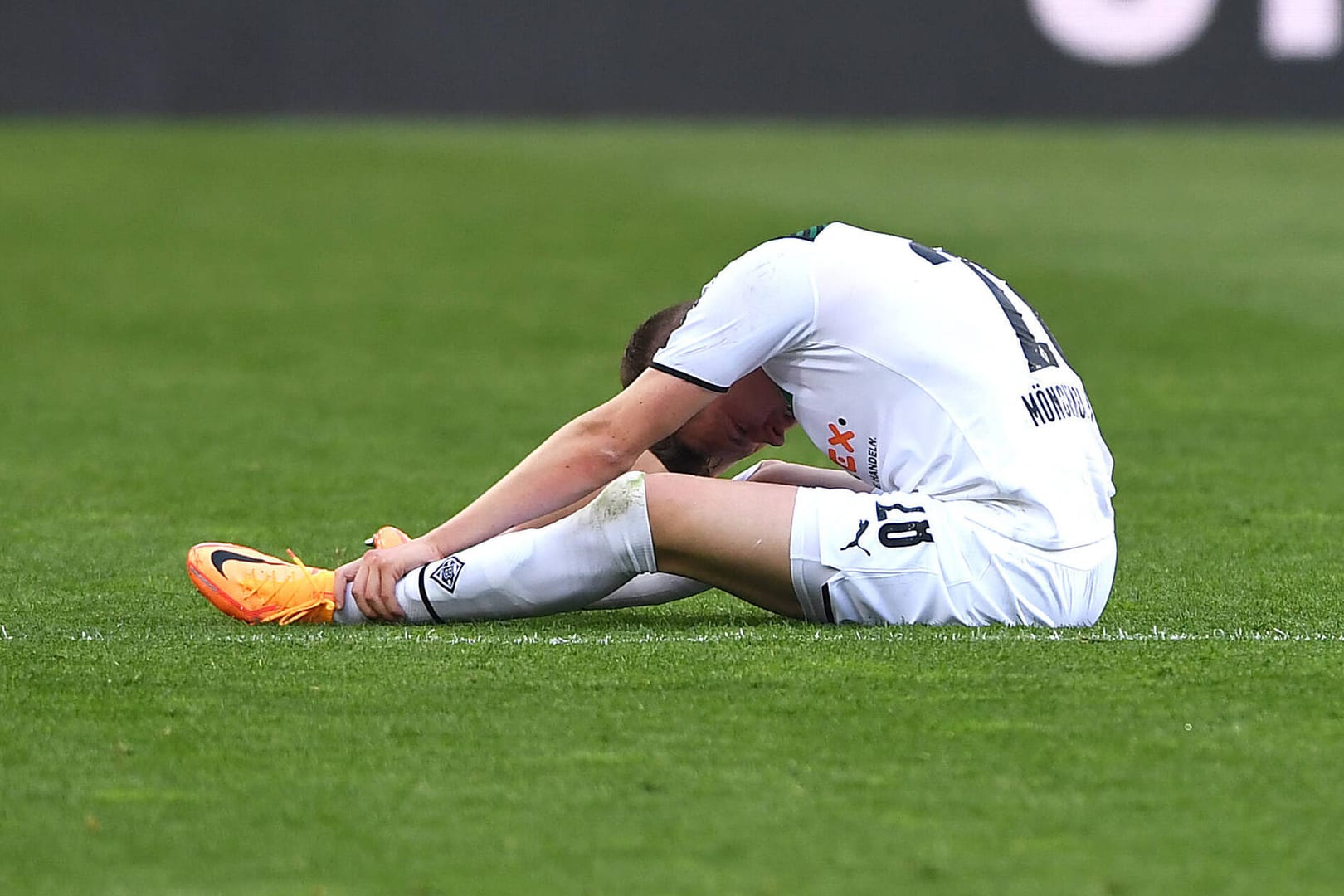 Matthias Ginter am Boden: Der Gladbacher Verteidiger musste mit seinem Team eine Niederlage einstecken.
