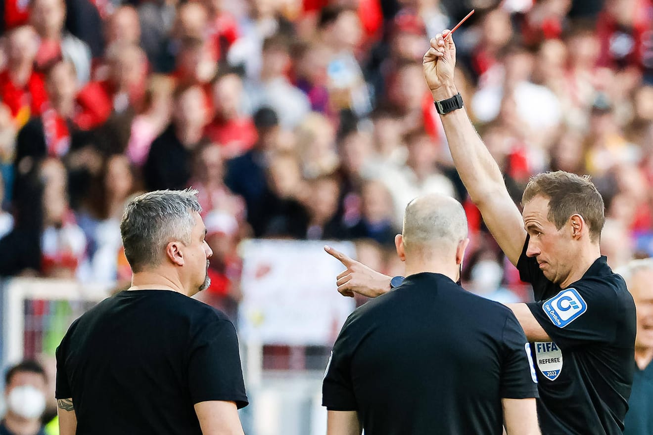 Thomas Reis sieht von Schiri Sascha Stegemann die Rote Karte: Der Bochumer Trainer sah im Platzverweis ein Missverständnis.