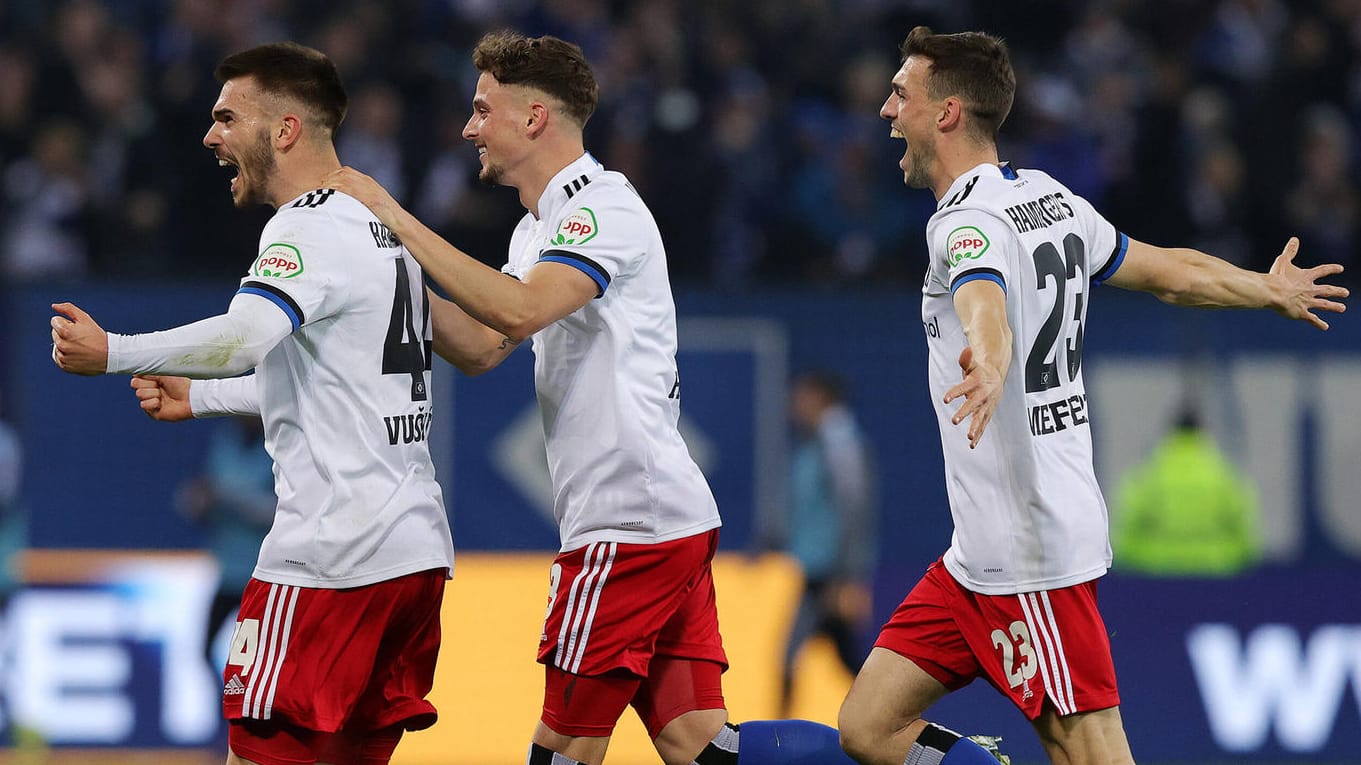 Mario Vuskovic (l.) bejubelt sein Traumtor zum 2:0: Der Kroate machte ein gutes Spiel gegen den KSC.