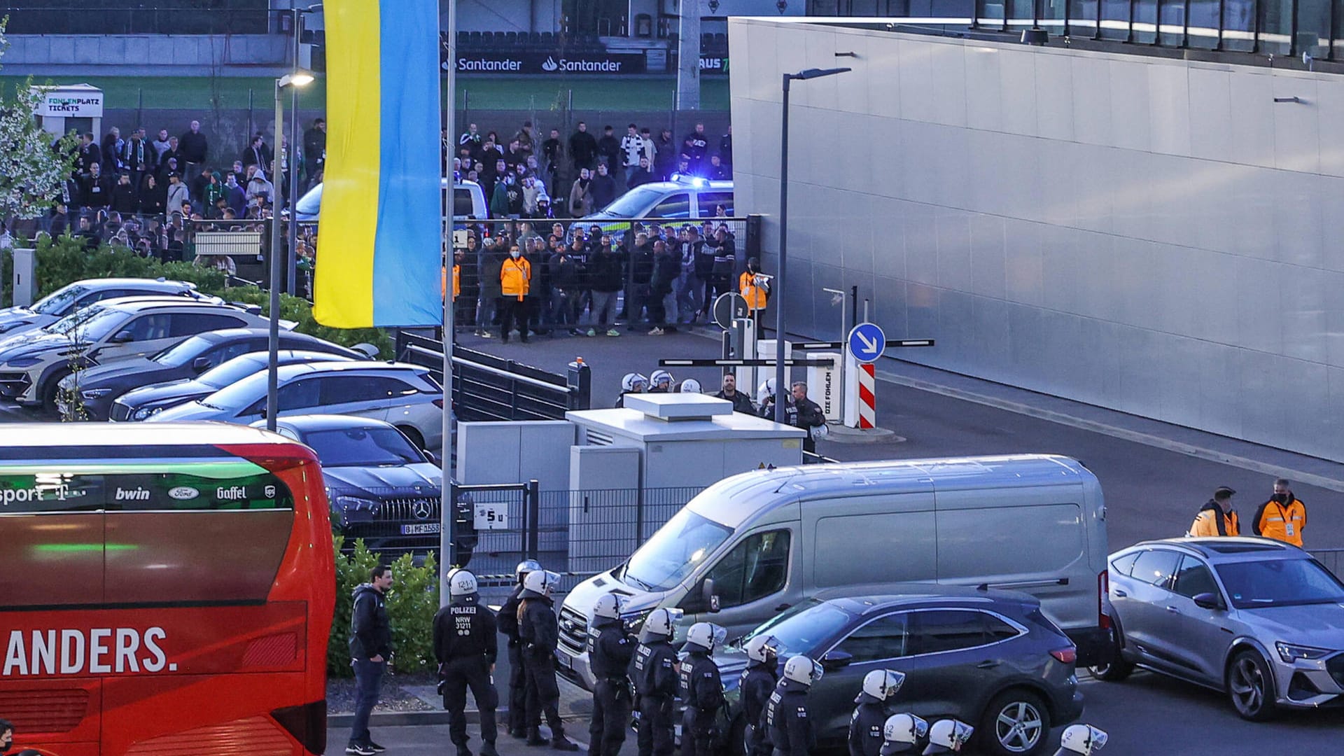 Gladbacher Fans blockieren die Ausfahrt der Spieler nach der Niederlage im Derby: Polizei und Ordner greifen ein. Gladbacher Fans blockieren die Ausfahrt der Spieler nach der Niederlage im Derby: Polizei und Ordner greifen ein.