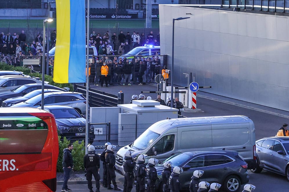Gladbacher Fans blockieren die Ausfahrt der Spieler nach der Niederlage im Derby: Polizei und Ordner greifen ein.