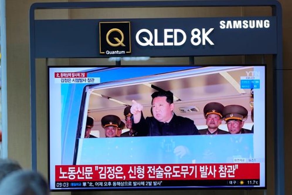 Ein Fernsehbildschirm in Seoul zeigt eine Nachrichtensendung, in der über Nordkoreas angeblichen Test einer neuartigen "Lenkwaffe" berichtet wird.
