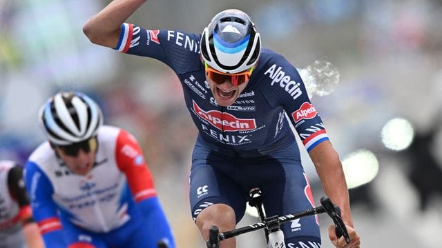 Der Niederländer Mathieu van der Poel (r) gewann die Flandern-Rundfahrt.