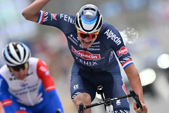 Der Niederländer Mathieu van der Poel (r) gewann die Flandern-Rundfahrt.