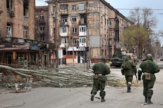 Mariupol: Soldaten der Miliz der "Volksrepublik" Donezk gehen durch die zerstörten Straßen.
