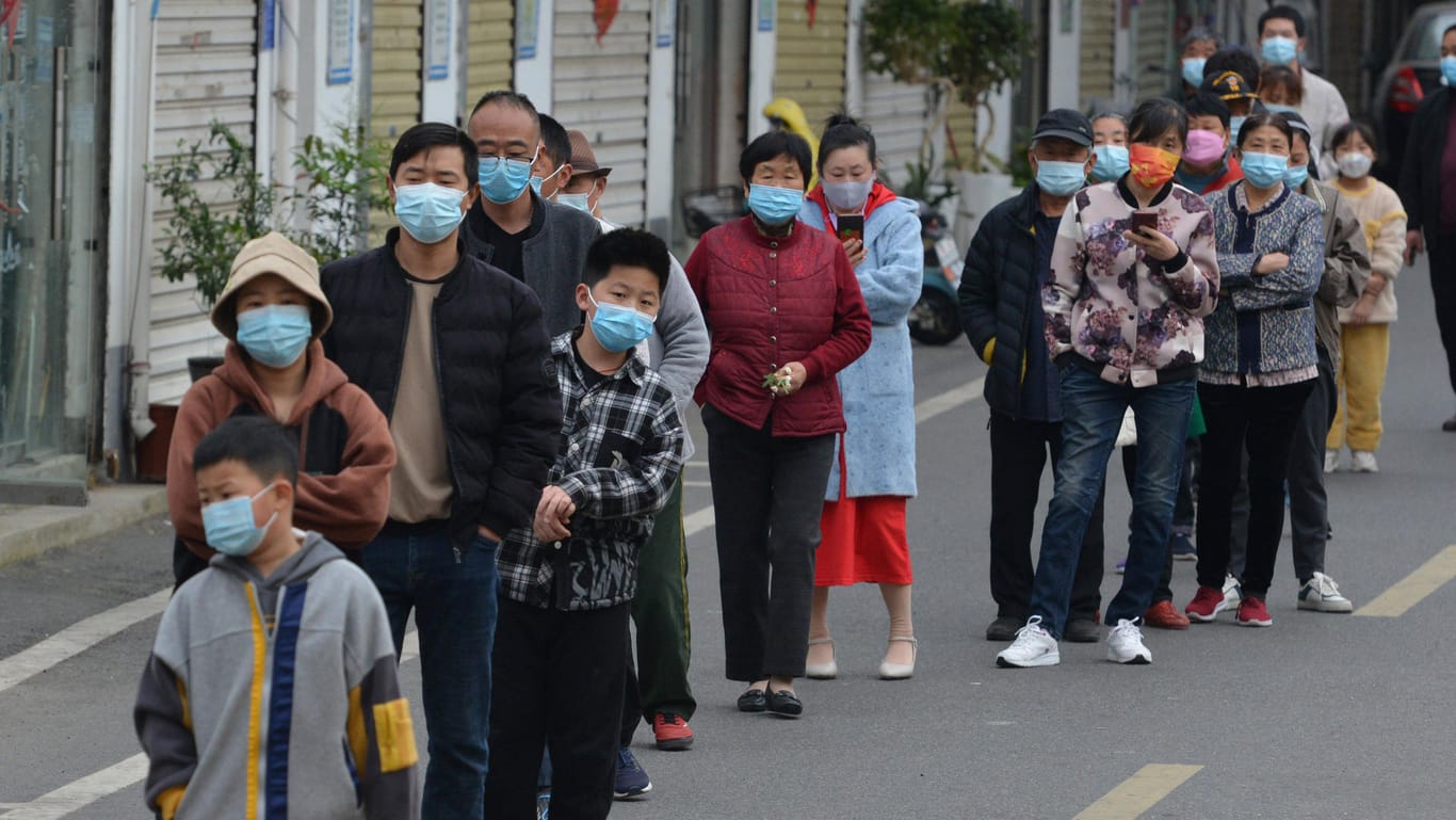 Fuyang, China: Die Einwohnerinnen und Einwohner warten auf ihren Coronatest.