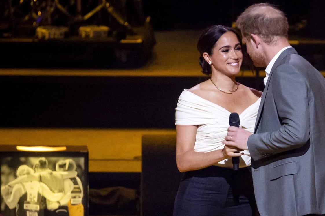 Achtung, Kiss Cam: Harry und Meghan kommen sich auf offener Bühne näher.