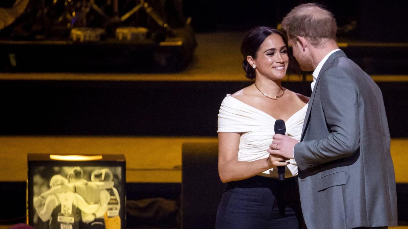 Achtung, Kiss Cam: Harry und Meghan kommen sich auf offener Bühne näher.