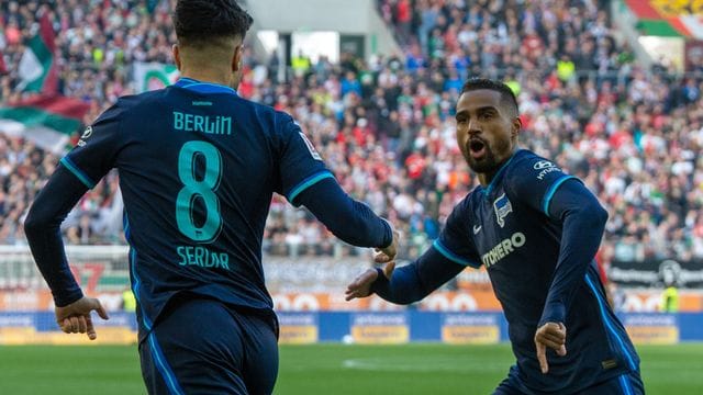 Torschütze und Leader: Suat Serdar (l) und Kevin-Prince Boateng waren die Erfolgsfaktoren für den Hertha-Sieg in Augsburg. Torschütze und Leader: Suat Serdar (l) und Kevin-Prince Boateng waren die Erfolgsfaktoren für den Hertha-Sieg in Augsburg.