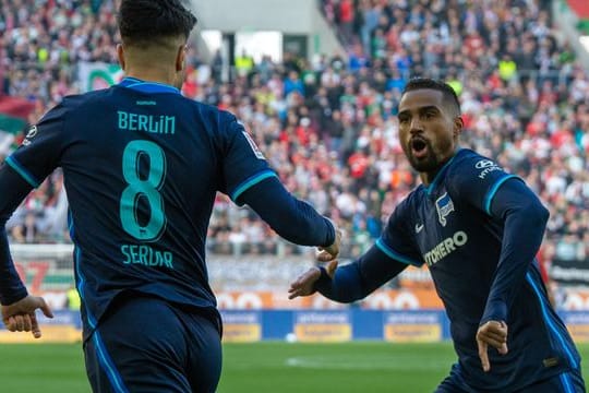 Torschütze und Leader: Suat Serdar (l) und Kevin-Prince Boateng waren die Erfolgsfaktoren für den Hertha-Sieg in Augsburg.