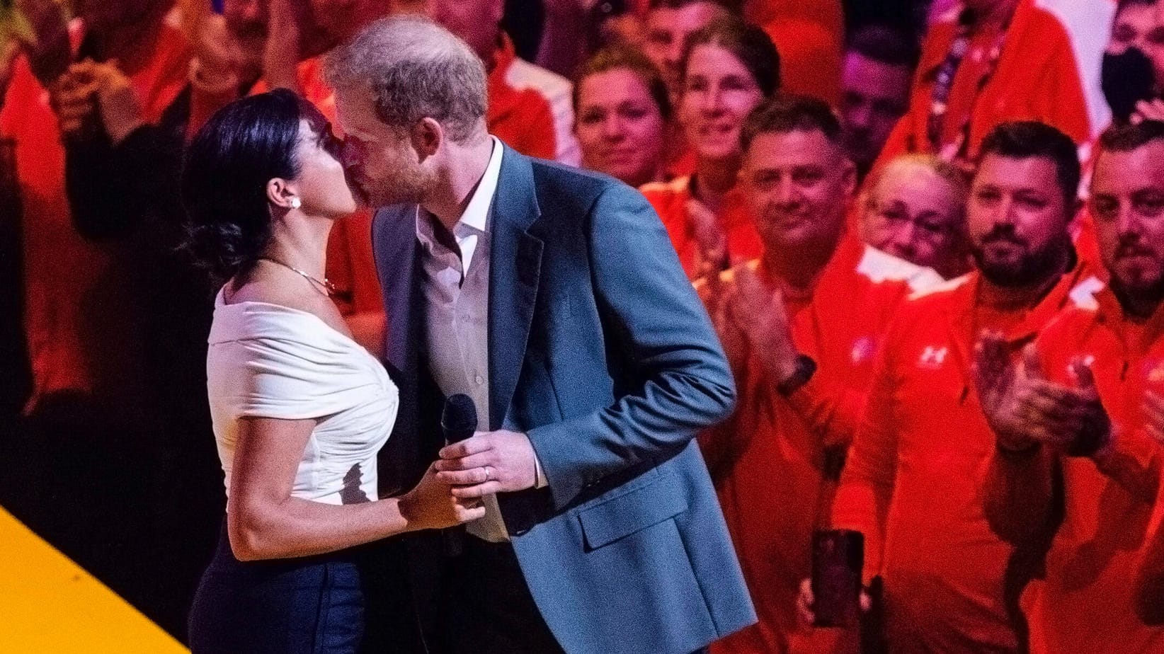 Harry und Meghan knutschen sich.