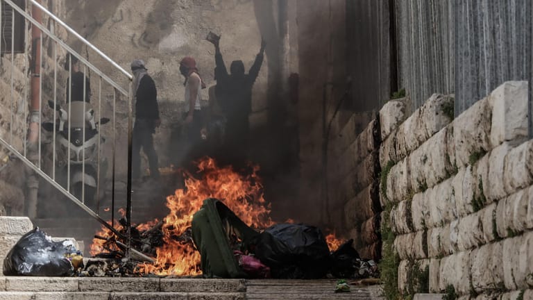 Ein Mülleimer brennt in der Altstadt von Jerusalem: Die Spannungen spitzen sich zu.