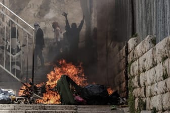 Ein Mülleimer brennt in der Altstadt von Jerusalem: Die Spannungen spitzen sich zu.