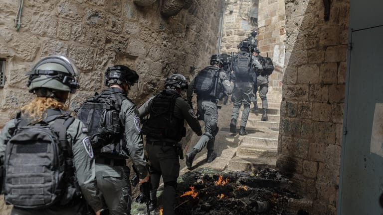 Israelische Sicherheitskräfte patrouillieren bei Zusammenstößen mit Palästinensern in der Altstadt von Jerusalem.