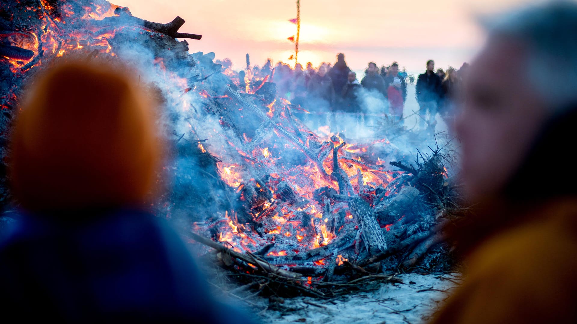 Osterfeuer am Karsamstag (Symbolbild): In Hessen ist die aufgeschichtete Holzkonstruktion zusammengebrochen, ein Mensch starb.