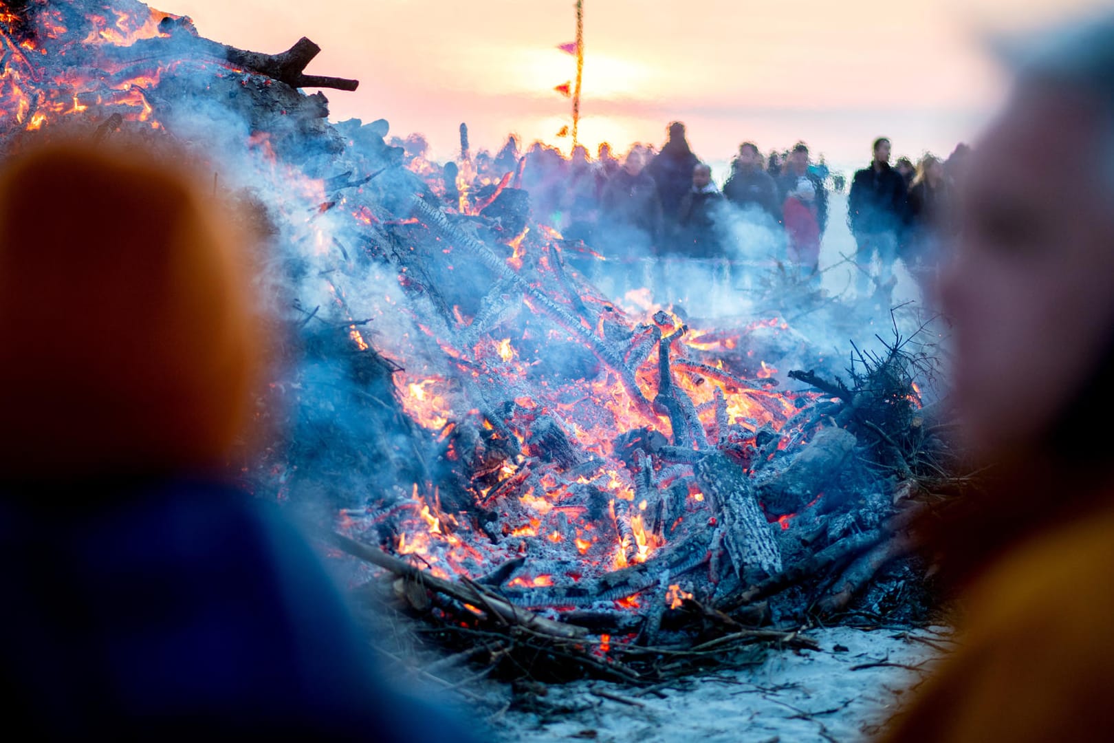 Osterfeuer am Karsamstag (Symbolbild): In Hessen ist die aufgeschichtete Holzkonstruktion zusammengebrochen, ein Mensch starb.