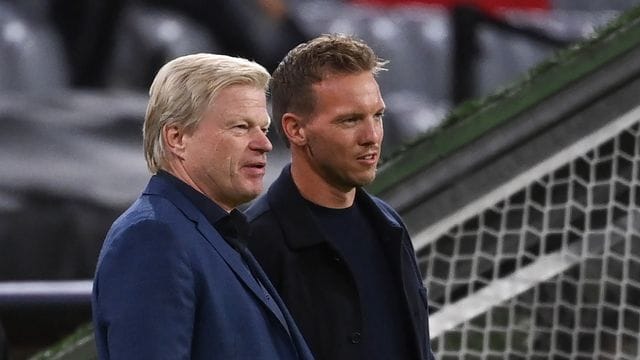 Bayern-Vorstandschef Oliver Kahn (l) verurteilt die Morddrohungen gegen Trainer Julian Nagelsmann.