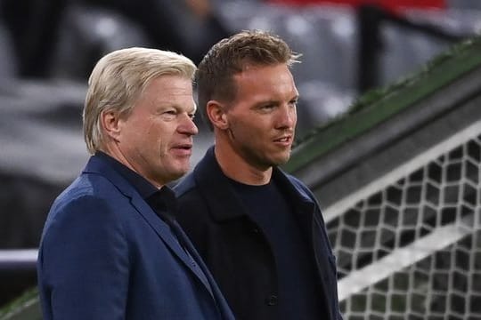 Bayern-Vorstandschef Oliver Kahn (l) verurteilt die Morddrohungen gegen Trainer Julian Nagelsmann.