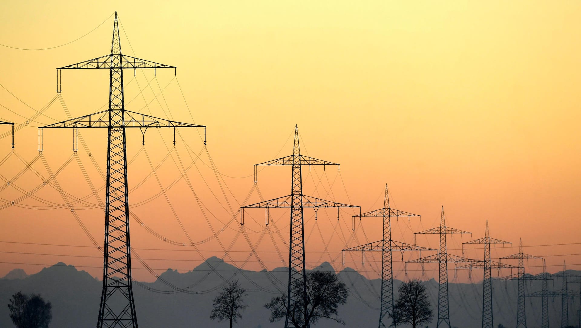 Hochspannungs-Freileitung bei Schwabmünchen (Symbolbild): Strom- und Gaskunden müssen sich auf weitere Preissteigerungen einstellen.