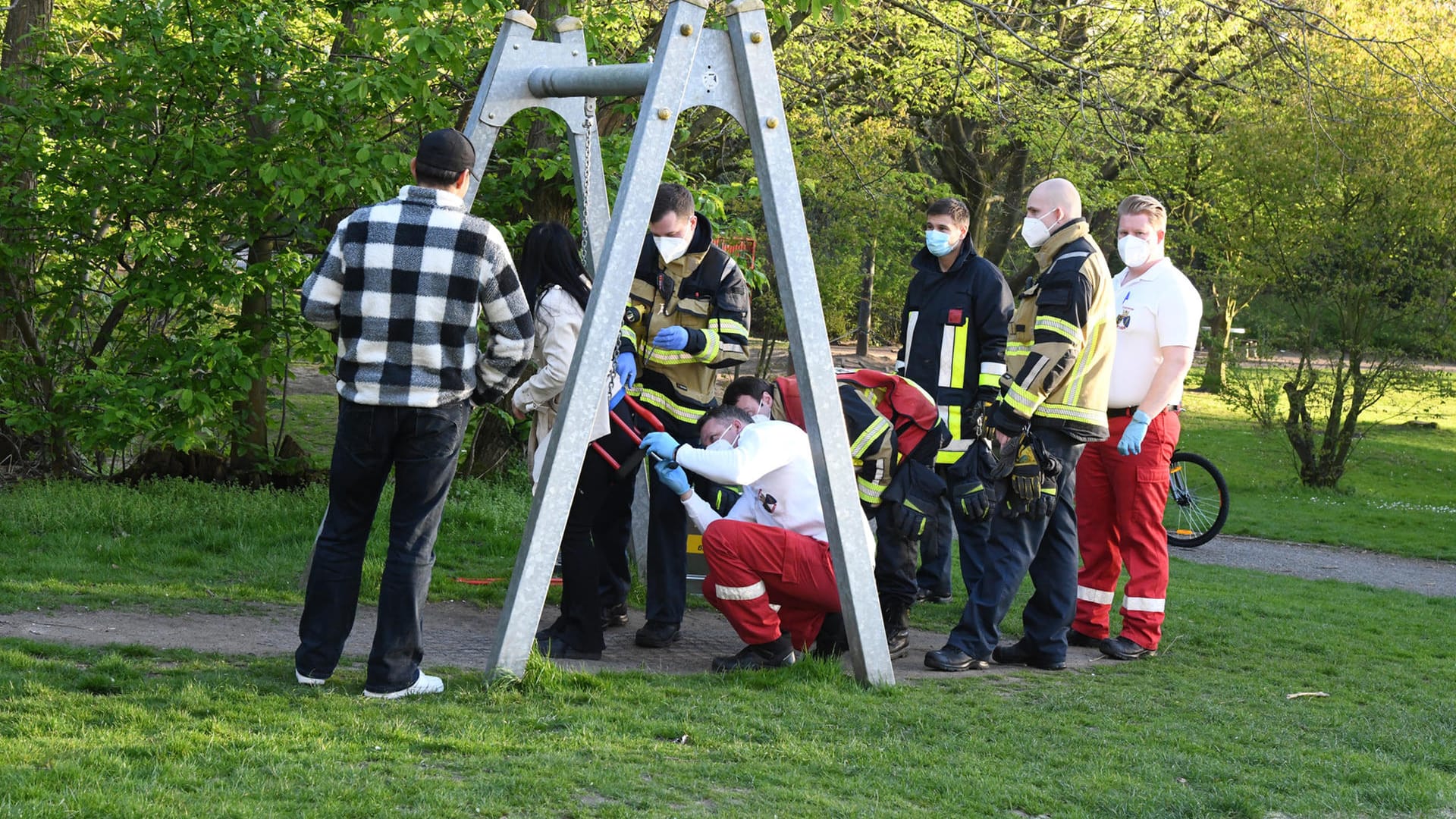 Die Feuerwehr befreit das Mädchen: Gemeinsam mit dem Rettungsdienst standen die Einsatzkräfte vor einem ungewöhnlichen Problem.