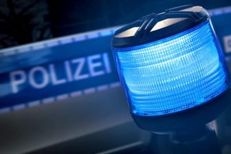 Blaulicht auf einem Polizeifahrzeug (Symbolbild): Der Staatsschutz hat die Ermittlungen aufgenommen.