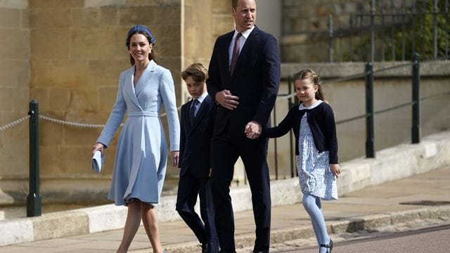 Herzogin Kate, Prinz George, Prinz William und Prinzessin Charlotte kommen zur Ostermesse in der St. Herzogin Kate, Prinz George, Prinz William und Prinzessin Charlotte kommen zur Ostermesse in der St.