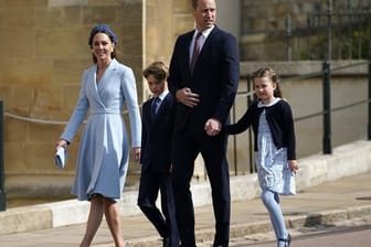Herzogin Kate, Prinz George, Prinz William und Prinzessin Charlotte kommen zur Ostermesse in der St.