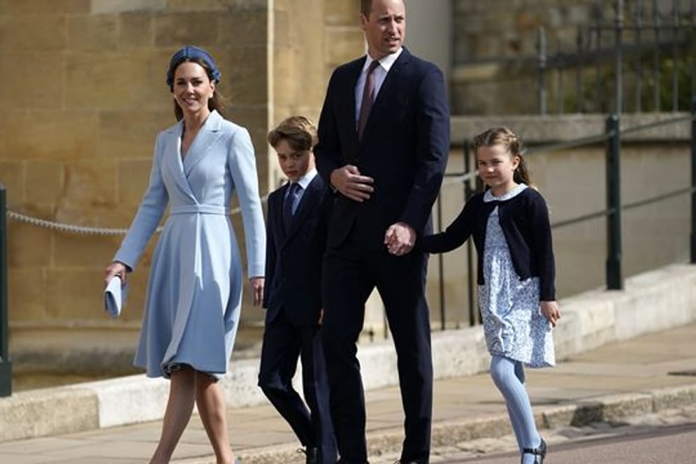 Herzogin Kate, Prinz George, Prinz William und Prinzessin Charlotte kommen zur Ostermesse in der St.