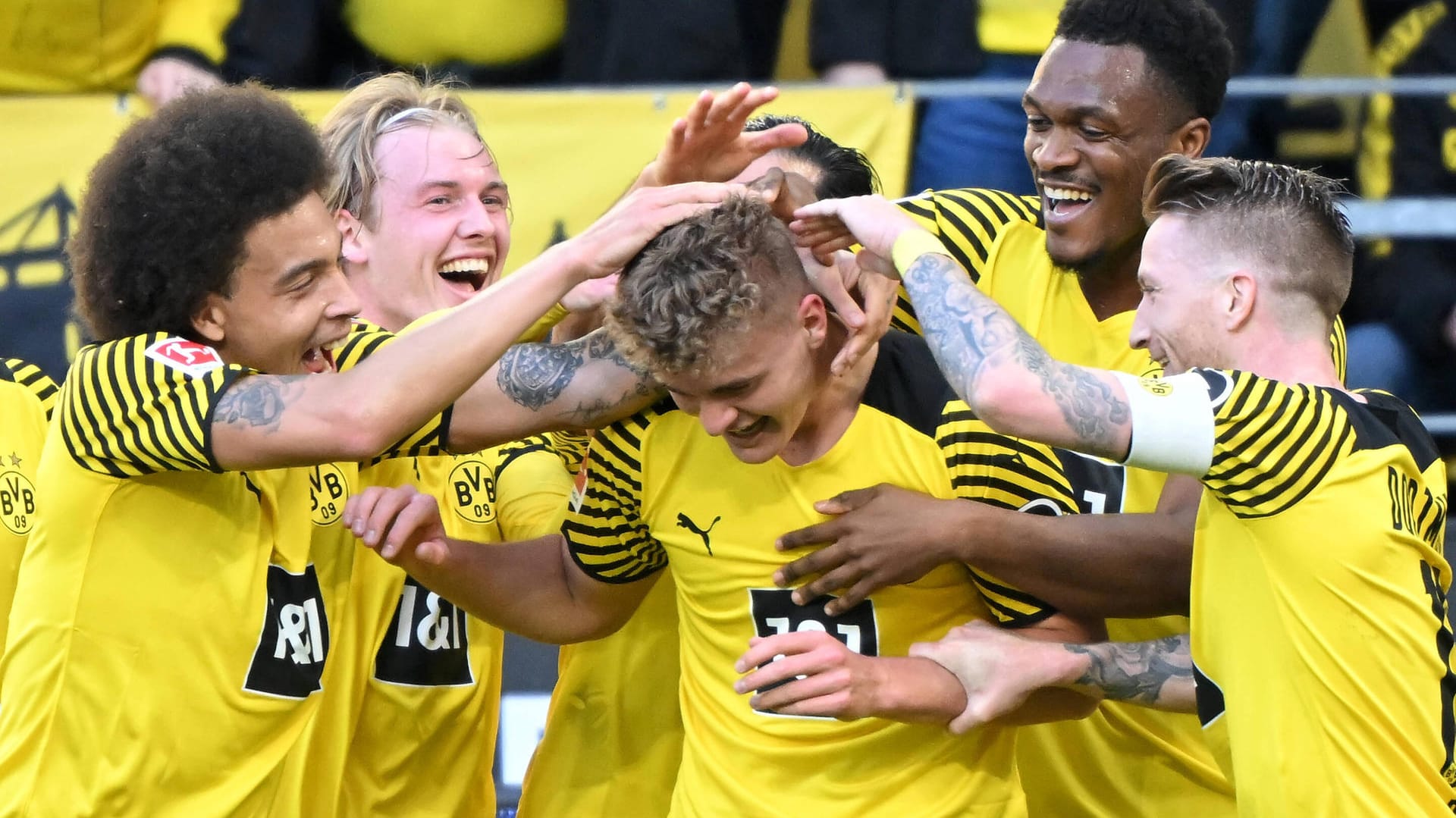 Die Spieler des BVB bejubeln Tom Rothe: Er erzielte das 1:0 gegen Wolfsburg. Die Spieler des BVB bejubeln Tom Rothe: Er erzielte das 1:0 gegen Wolfsburg.