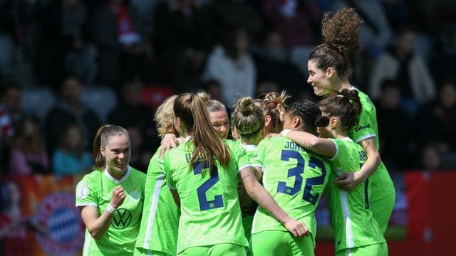 Wolfsburgs Spielerinnen bejubeln den Treffer durch Jill Roord (M verdeckt) zur 1:0-Führung gegen die Frauen des FC Bayern. Wolfsburgs Spielerinnen bejubeln den Treffer durch Jill Roord (M verdeckt) zur 1:0-Führung gegen die Frauen des FC Bayern.