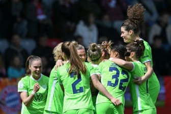 Wolfsburgs Spielerinnen bejubeln den Treffer durch Jill Roord (M verdeckt) zur 1:0-Führung gegen die Frauen des FC Bayern.